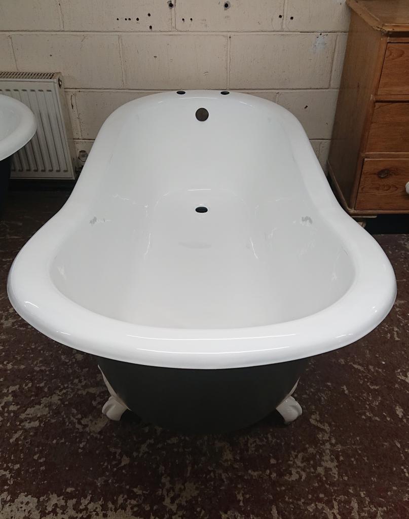 <p><span style="font-size: 1rem;">Cast Iron Slipper Bath painted in farrow and ball Downpipe Grey</span></p><p><span style="font-size: 1rem;">1700 long 810 wide 730 high